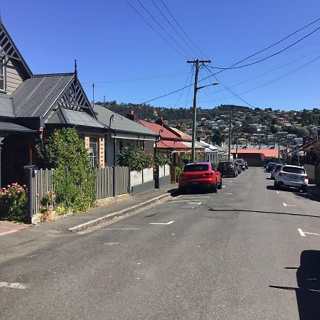 City Townhouse Walking Distance To City Launceston Buitenkant foto