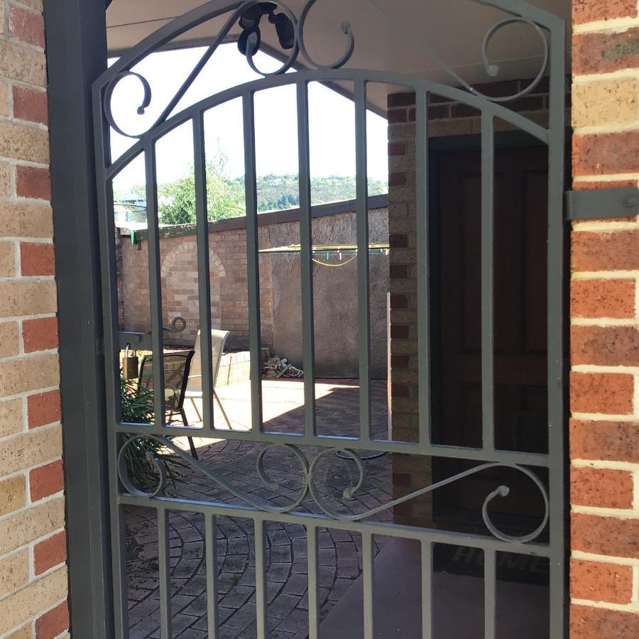 City Townhouse Walking Distance To City Launceston Buitenkant foto
